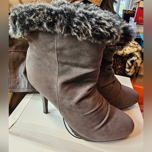 FASHIONABLE WOMAN STEVE MADDEN GRAY HIDDEN PLATFORM  ANKLE BOOTIES SIZE 11 - Picture 10 of 10